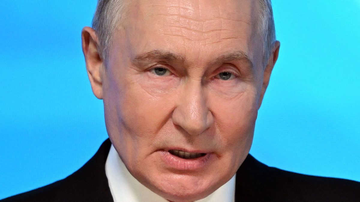 Ukraine War Nears 'Point of No Return' Amidst Shifting US Stance and Escalating Russian Attacks