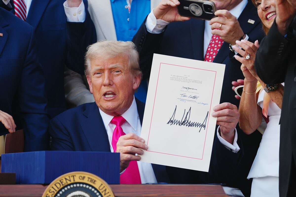 US President Trump Signs Landmark $3.4 Trillion Budget Bill Amid Controversy Over Economic Impact