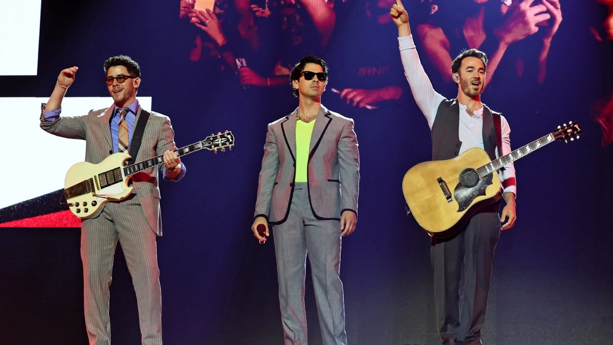 Jonas Brothers Revive Early 2000s Sound with New Single 'Listen When Sad' at MSG