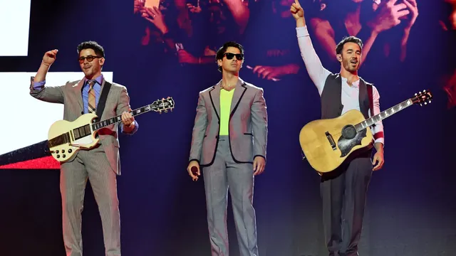 Jonas Brothers Revive Early 2000s Sound with New Single 'Listen When Sad' at MSG