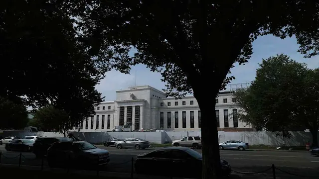 Market Pullback: Investors Scale Back Bets on US, UK Rate Hikes