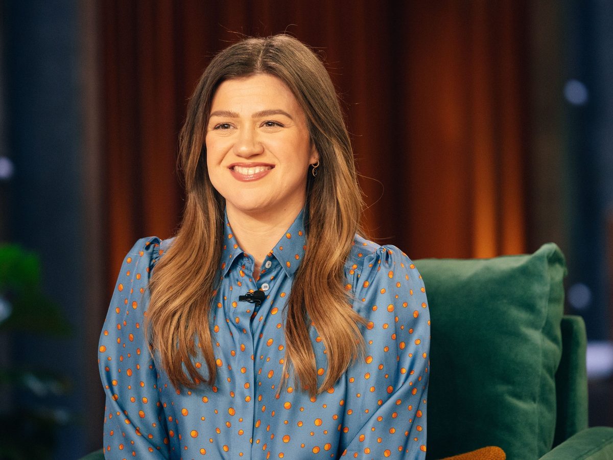 Kelly Clarkson's 'Pretty Woman' Moment Sparks Online Firestorm for Brooklyn Toy Store