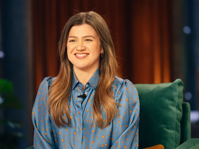 Kelly Clarkson's 'Pretty Woman' Moment Sparks Online Firestorm for Brooklyn Toy Store