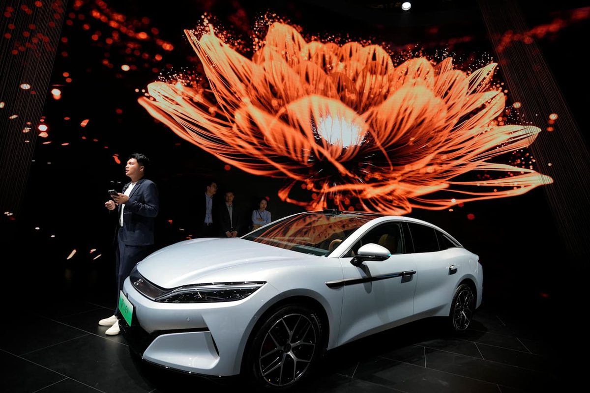 Xi Jinping Warns of Risks in Overinvesting in AI and EVs Amid $8 Billion Chip Trade Resumption